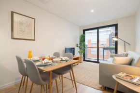 Host Wise - Stylish & Bright Flat with Balcony